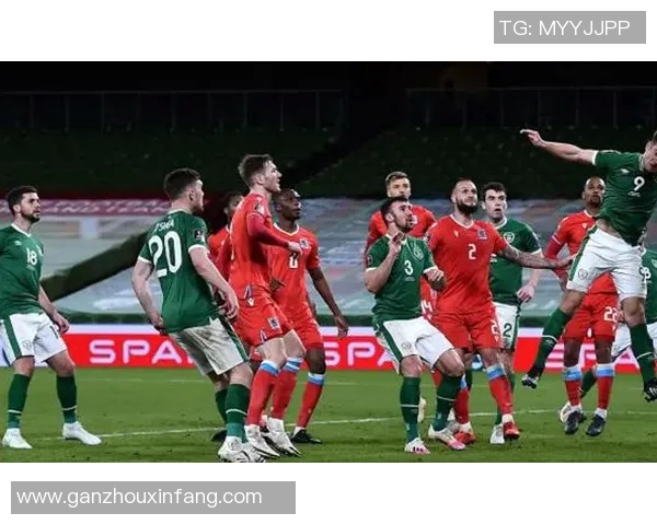 外国人拆解C罗足球球星卡，揭秘收藏背后的价值与意义