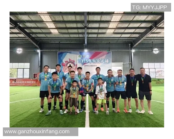 当足球教练临时客串球星再现绿茵场激情与智慧交融时刻